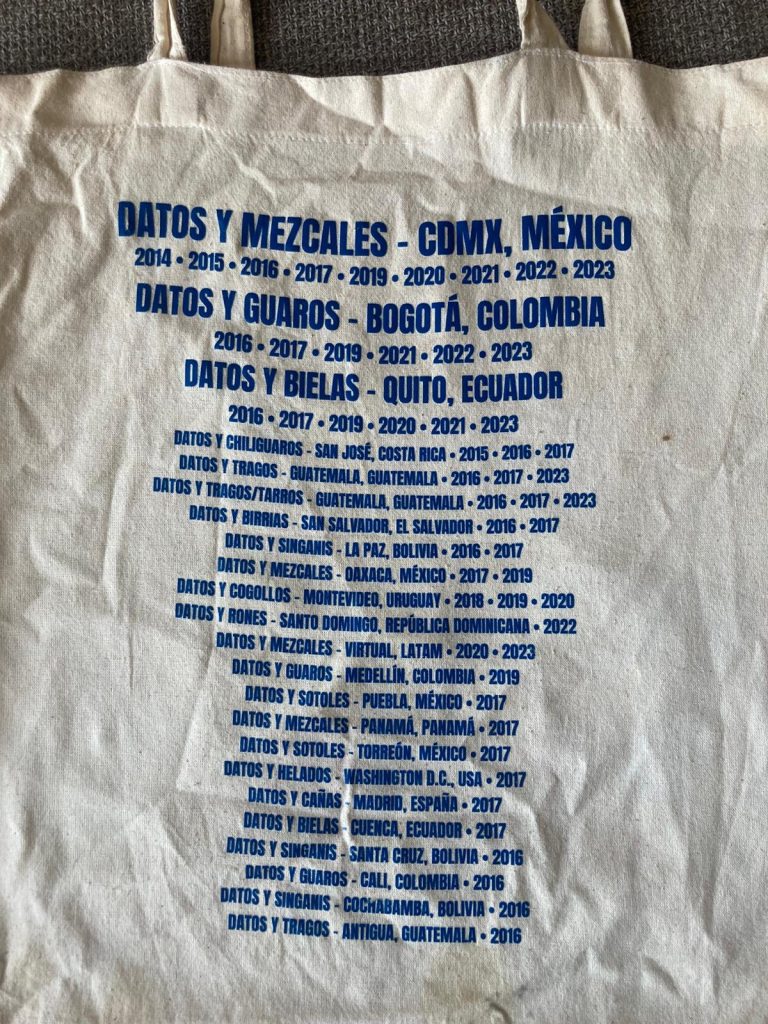Bolso de tela conmemorativo de datos y mezcales con nombres y fechas de los eventos en toda latinoamérica hasta 2023.