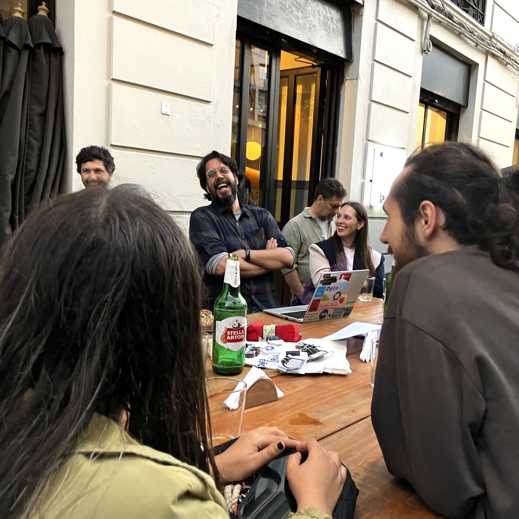 Grupo de peronas riendo alrededor de la mesa de café la diaria.